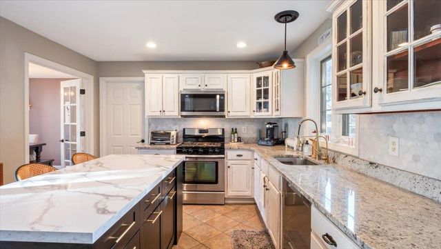 6 Bear Path Lane, Hudson, NH 03051