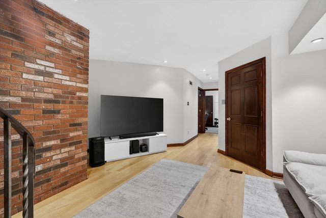 8 Wiget St 1, Boston, MA 02113