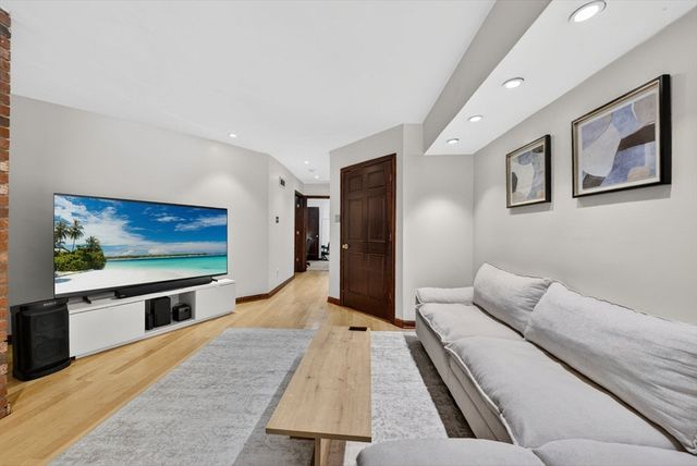 8 Wiget St 1, Boston, MA 02113