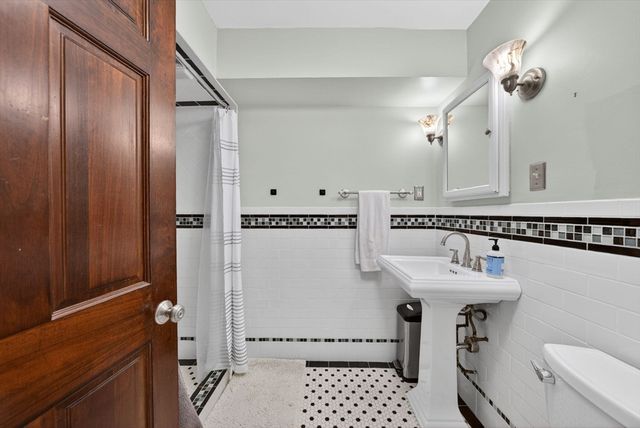 8 Wiget St 1, Boston, MA 02113