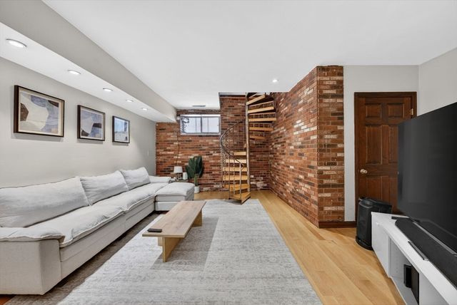 8 Wiget St 1, Boston, MA 02113