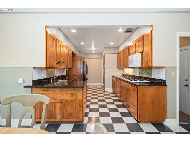 660 Sw EVANS St, Portland, OR 97219