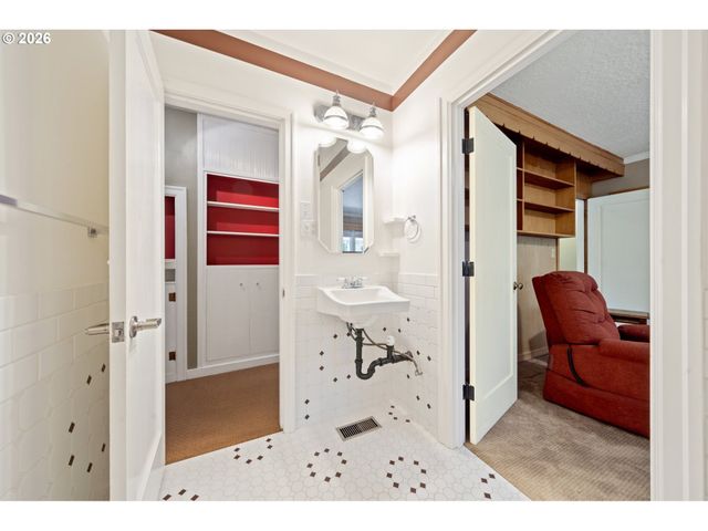 660 Sw EVANS St, Portland, OR 97219