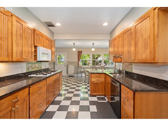 660 Sw EVANS St, Portland, OR 97219