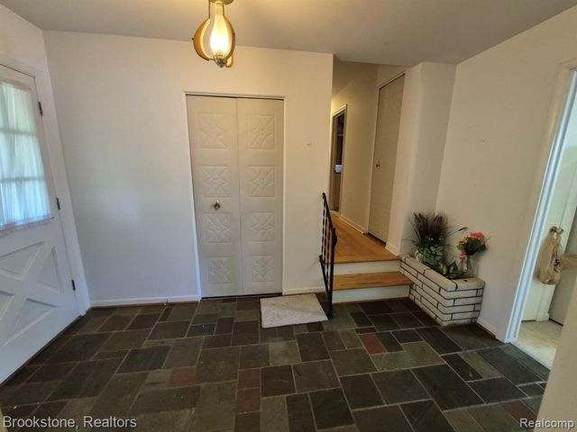 4295 Sashabaw Road, Waterford, MI 48329