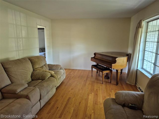 4295 Sashabaw Road, Waterford, MI 48329
