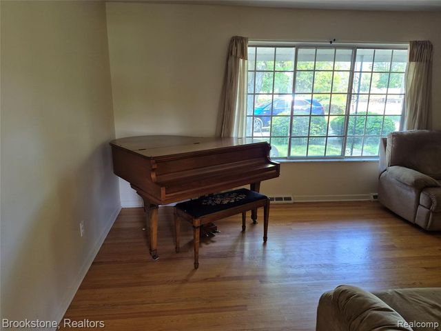 4295 Sashabaw Road, Waterford, MI 48329