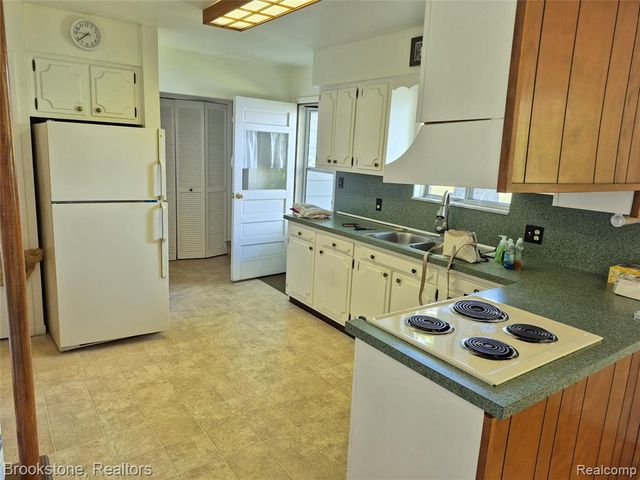 4295 Sashabaw Road, Waterford, MI 48329