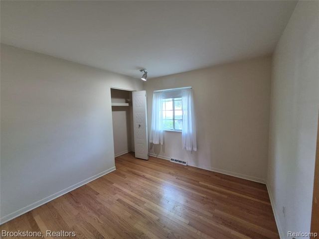 4295 Sashabaw Road, Waterford, MI 48329