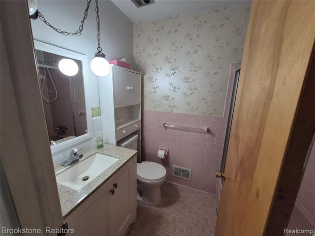 4295 Sashabaw Road, Waterford, MI 48329