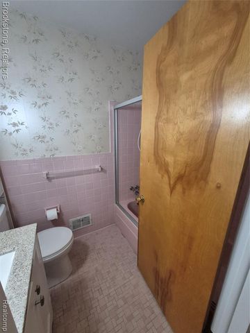 4295 Sashabaw Road, Waterford, MI 48329