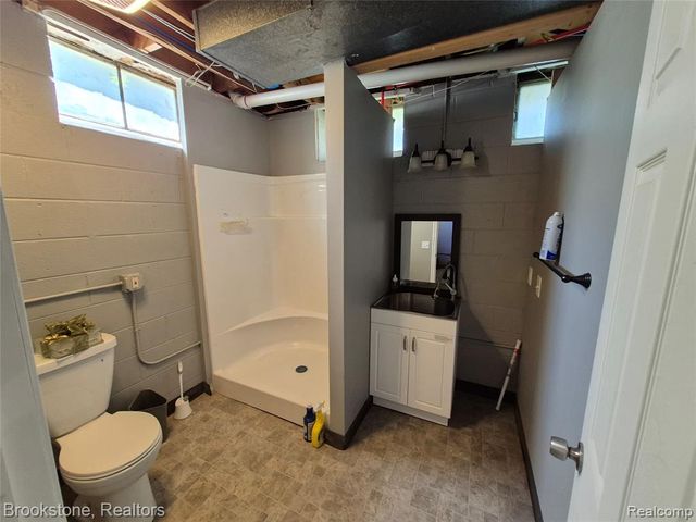 4295 Sashabaw Road, Waterford, MI 48329