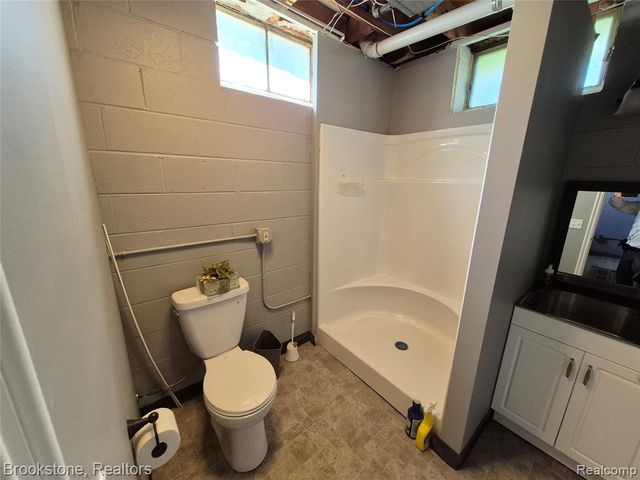 4295 Sashabaw Road, Waterford, MI 48329