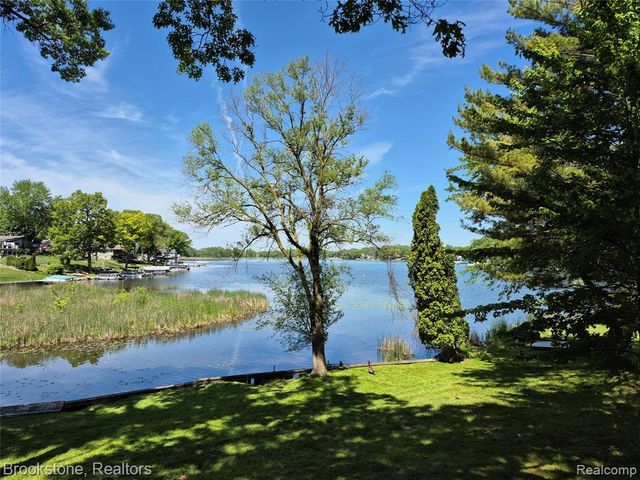 4295 Sashabaw Road, Waterford, MI 48329