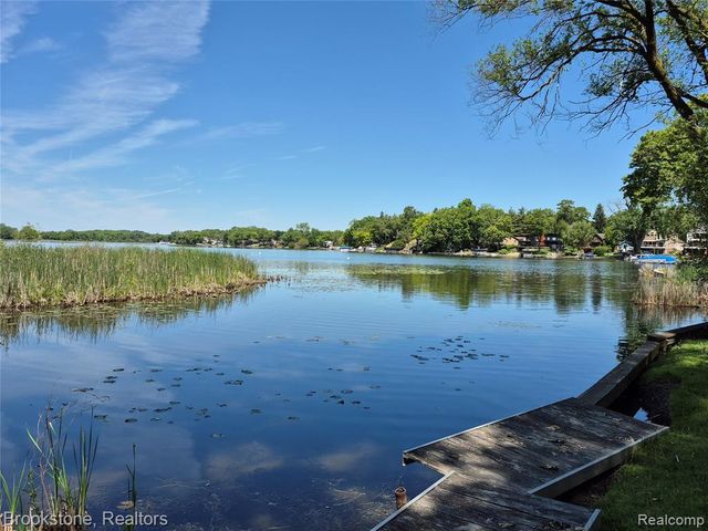 4295 Sashabaw Road, Waterford, MI 48329