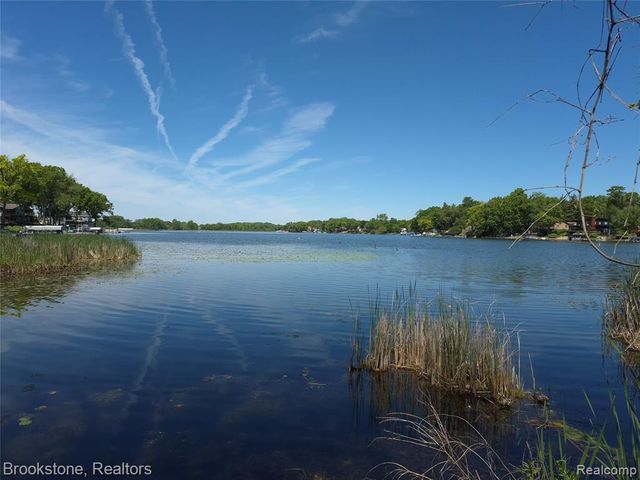 4295 Sashabaw Road, Waterford, MI 48329
