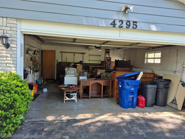 4295 Sashabaw Road, Waterford, MI 48329