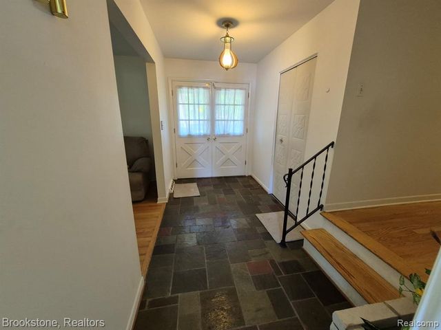 4295 Sashabaw Road, Waterford, MI 48329