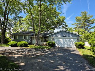 4295 Sashabaw Road, Waterford, MI 48329