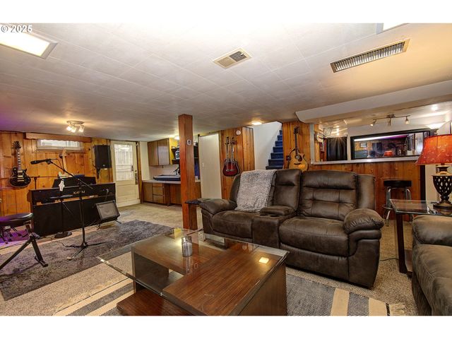 615 W 39TH St, Vancouver, WA 98660