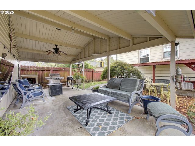 615 W 39TH St, Vancouver, WA 98660