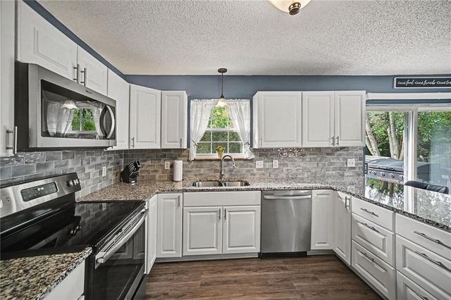 1001 NE 194th Terrace, Smithville, MO 64089