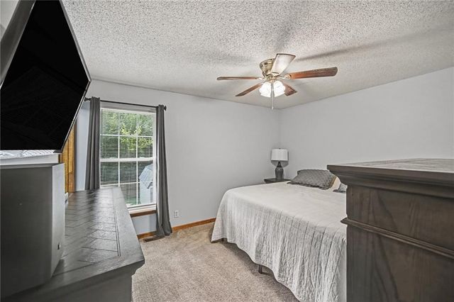 1001 NE 194th Terrace, Smithville, MO 64089