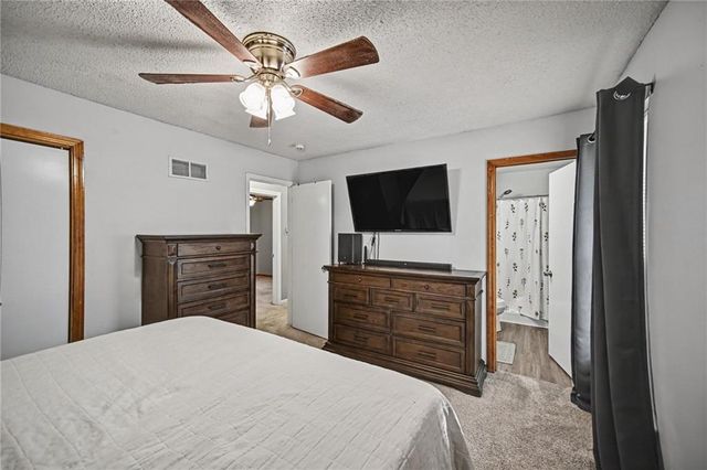 1001 NE 194th Terrace, Smithville, MO 64089