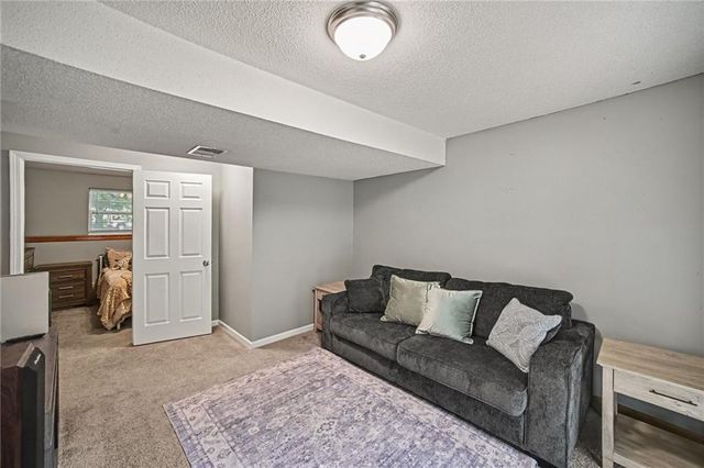 1001 NE 194th Terrace, Smithville, MO 64089