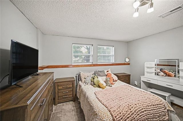 1001 NE 194th Terrace, Smithville, MO 64089