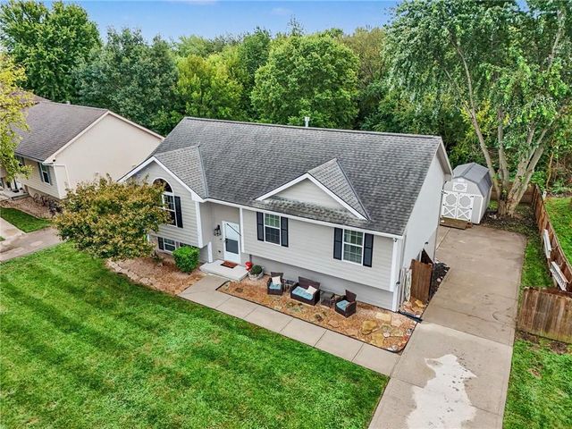 1001 NE 194th Terrace, Smithville, MO 64089