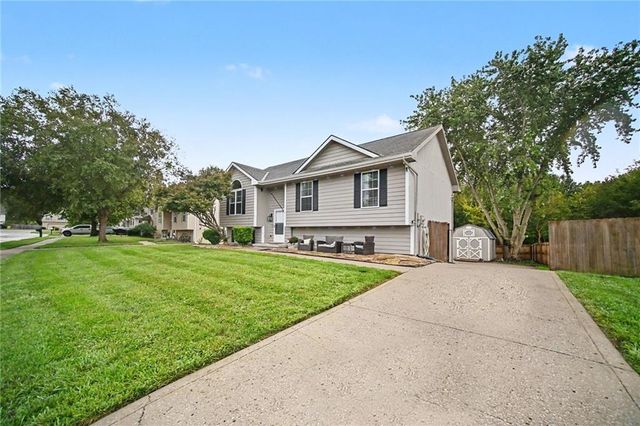 1001 NE 194th Terrace, Smithville, MO 64089