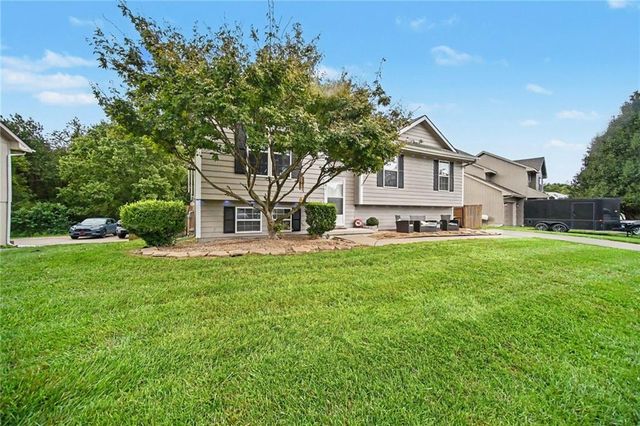 1001 NE 194th Terrace, Smithville, MO 64089