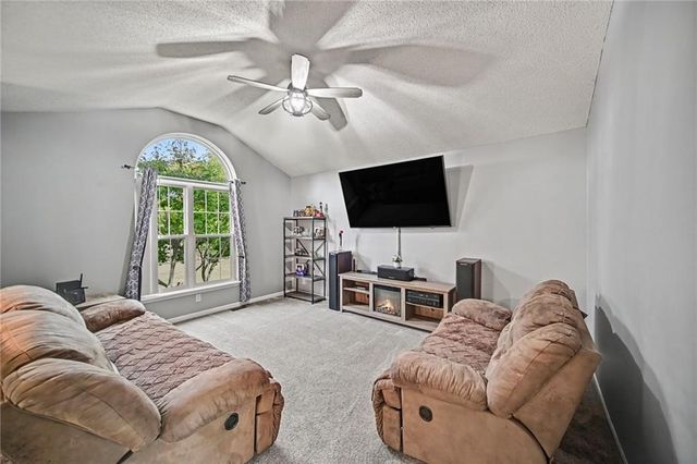 1001 NE 194th Terrace, Smithville, MO 64089
