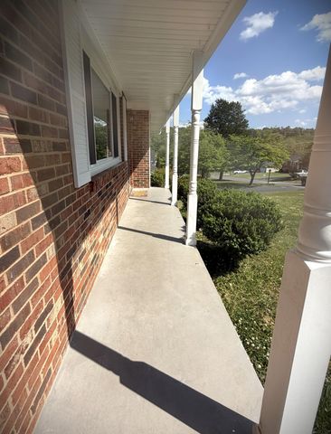 15 Holiday Lane, Chattanooga, TN 37415