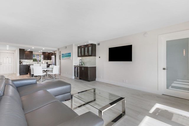 1160 Hillsboro Mile 305, Hillsboro Beach, FL 33062