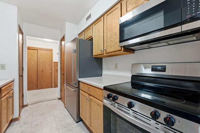 2220 Midland Grove Road 112, Roseville, MN 55113