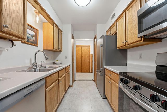 2220 Midland Grove Road 112, Roseville, MN 55113