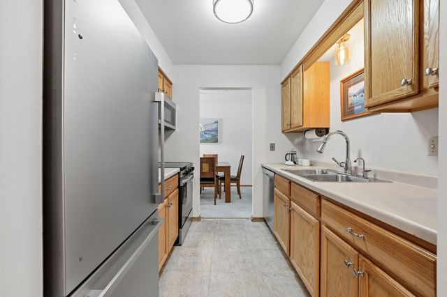 2220 Midland Grove Road 112, Roseville, MN 55113