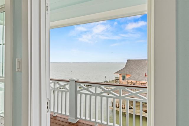 107 Gulf Drive, Tiki Island, TX 77554