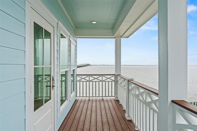 107 Gulf Drive, Tiki Island, TX 77554