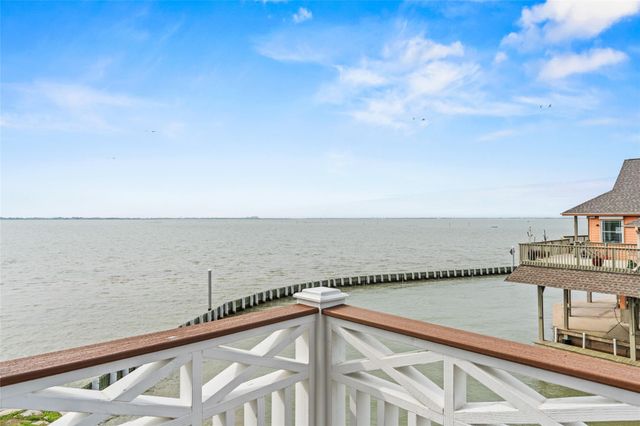 107 Gulf Drive, Tiki Island, TX 77554