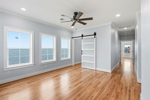 107 Gulf Drive, Tiki Island, TX 77554