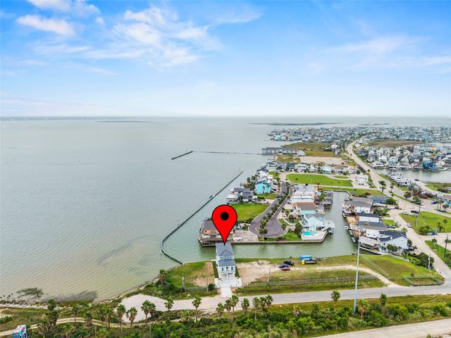 107 Gulf Drive, Tiki Island, TX 77554
