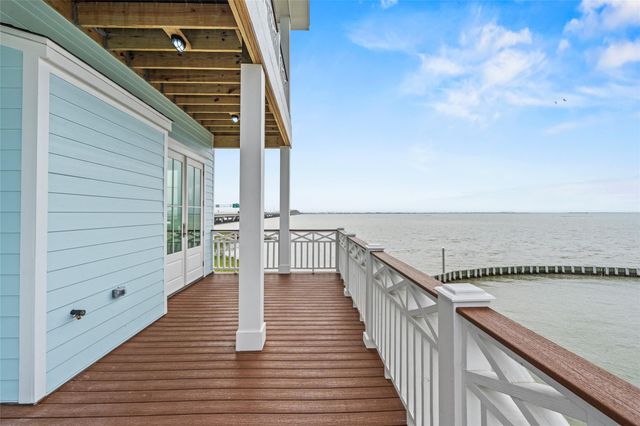 107 Gulf Drive, Tiki Island, TX 77554