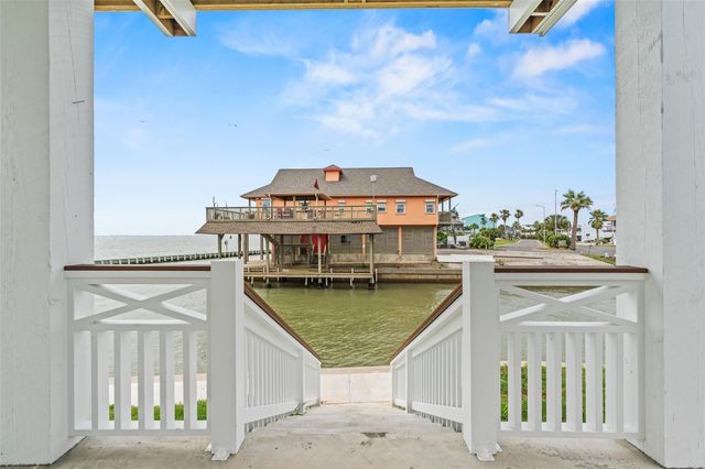 107 Gulf Drive, Tiki Island, TX 77554