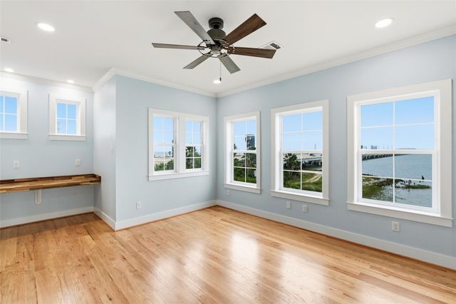 107 Gulf Drive, Tiki Island, TX 77554