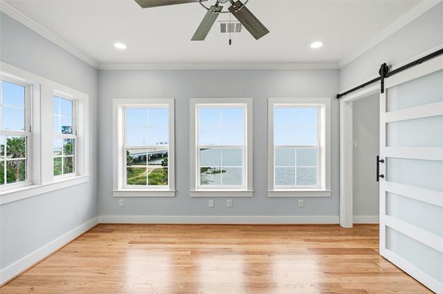 107 Gulf Drive, Tiki Island, TX 77554