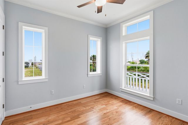 107 Gulf Drive, Tiki Island, TX 77554