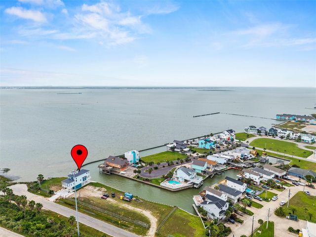 107 Gulf Drive, Tiki Island, TX 77554